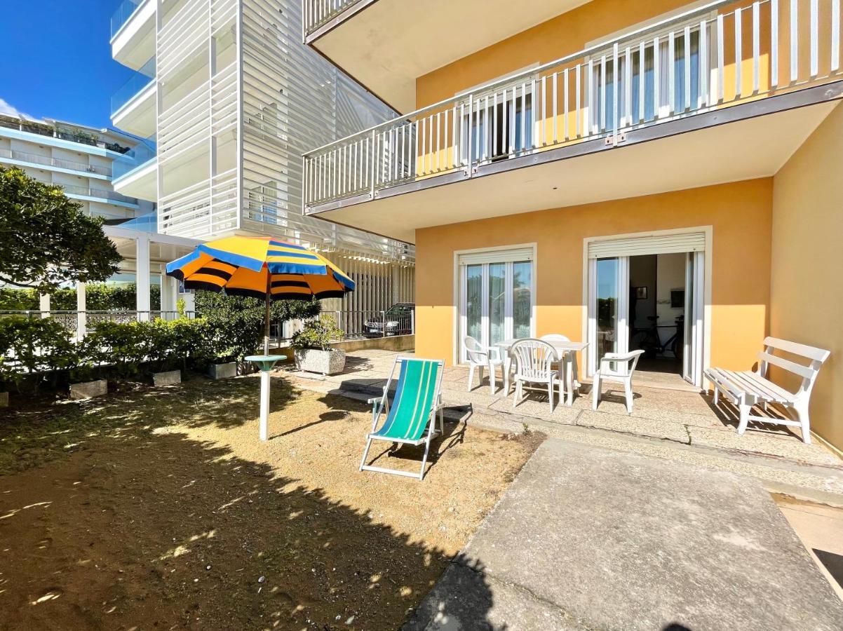Villa Fronte Mare-Carraro Immobiliare Jesolo - Family Apartments Exterior foto