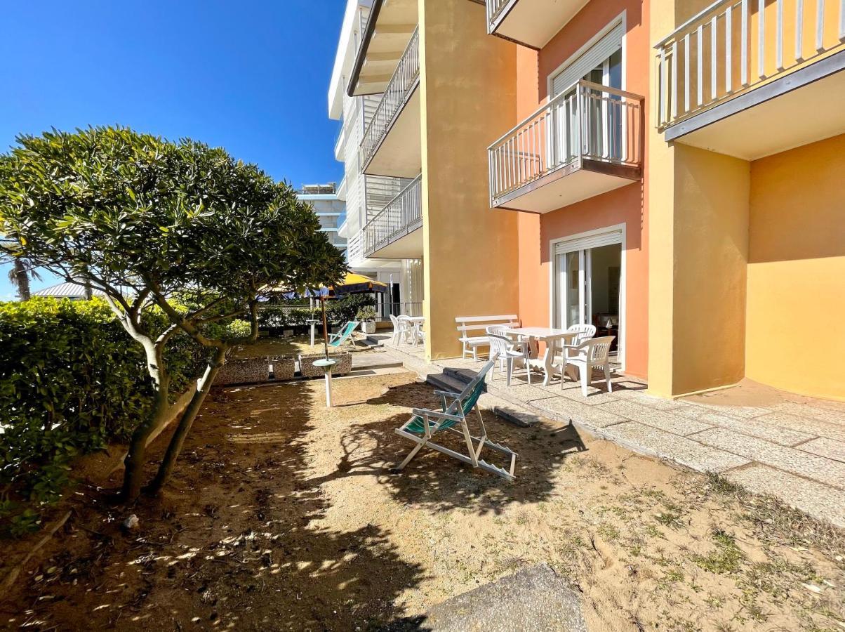 Villa Fronte Mare-Carraro Immobiliare Jesolo - Family Apartments Exterior foto